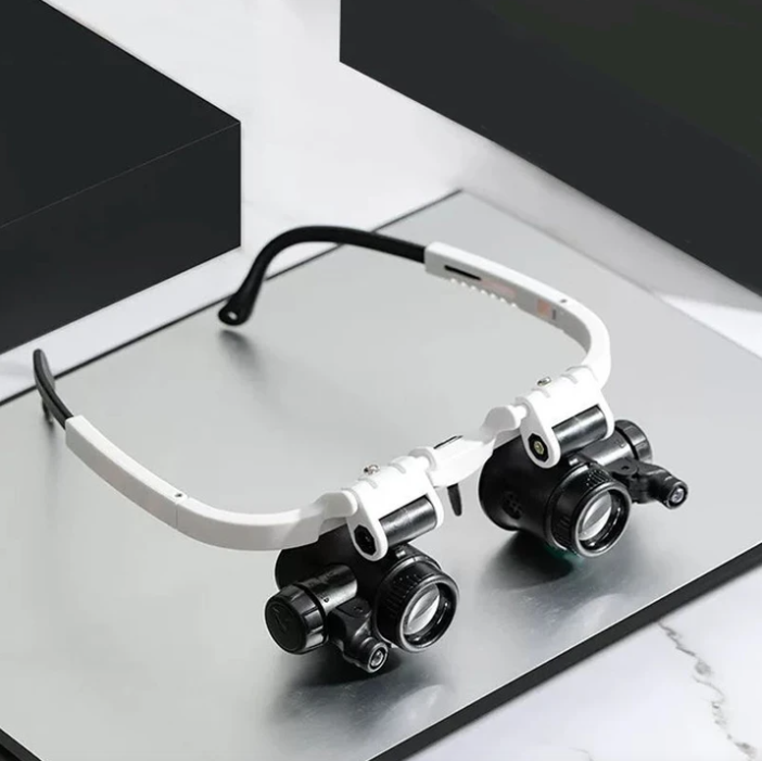 3段階ズームのLED照明付き拡大鏡