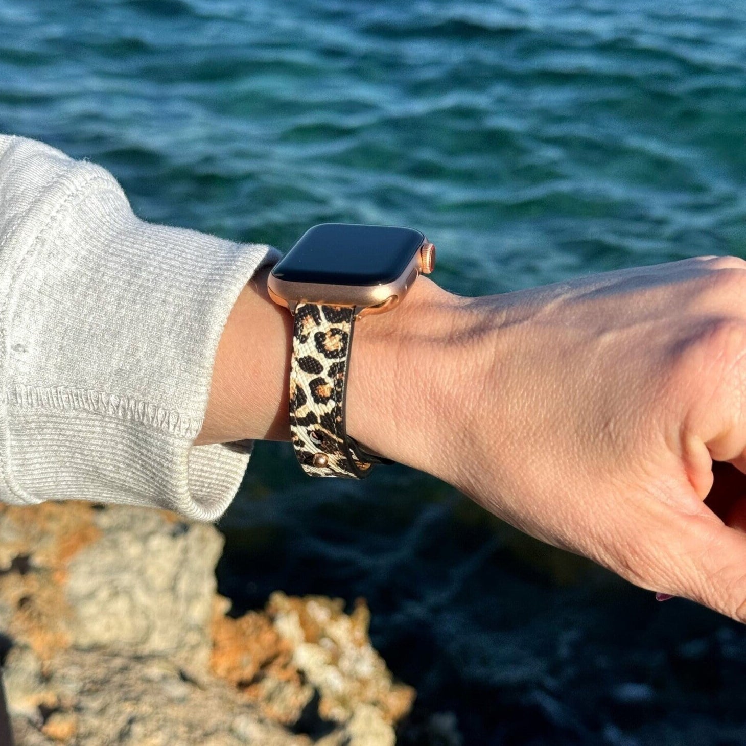 Apple Watch leopárdmintás bőrszíj cserepánt