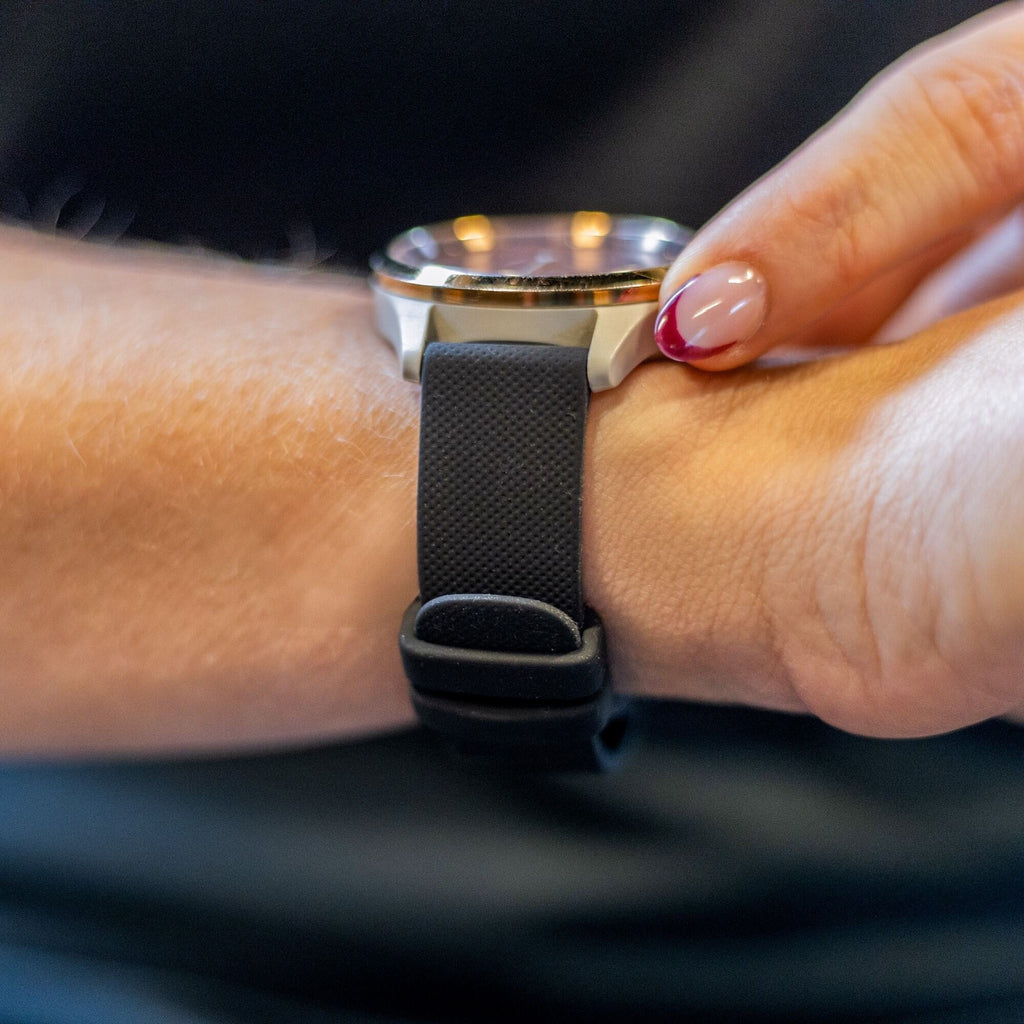 سوار ساعة سيليكون 18مم مع مشبك إطلاق سريع باللون الأسود