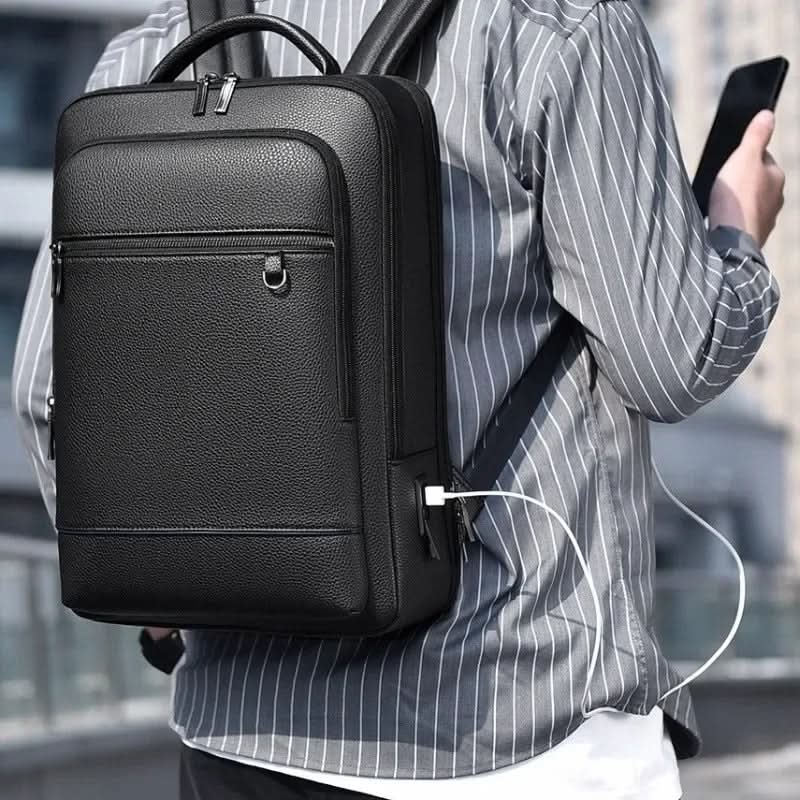 Elegáns bőr hátizsák USB-porttal 15,6 hüvelykes laptophoz, uniszex