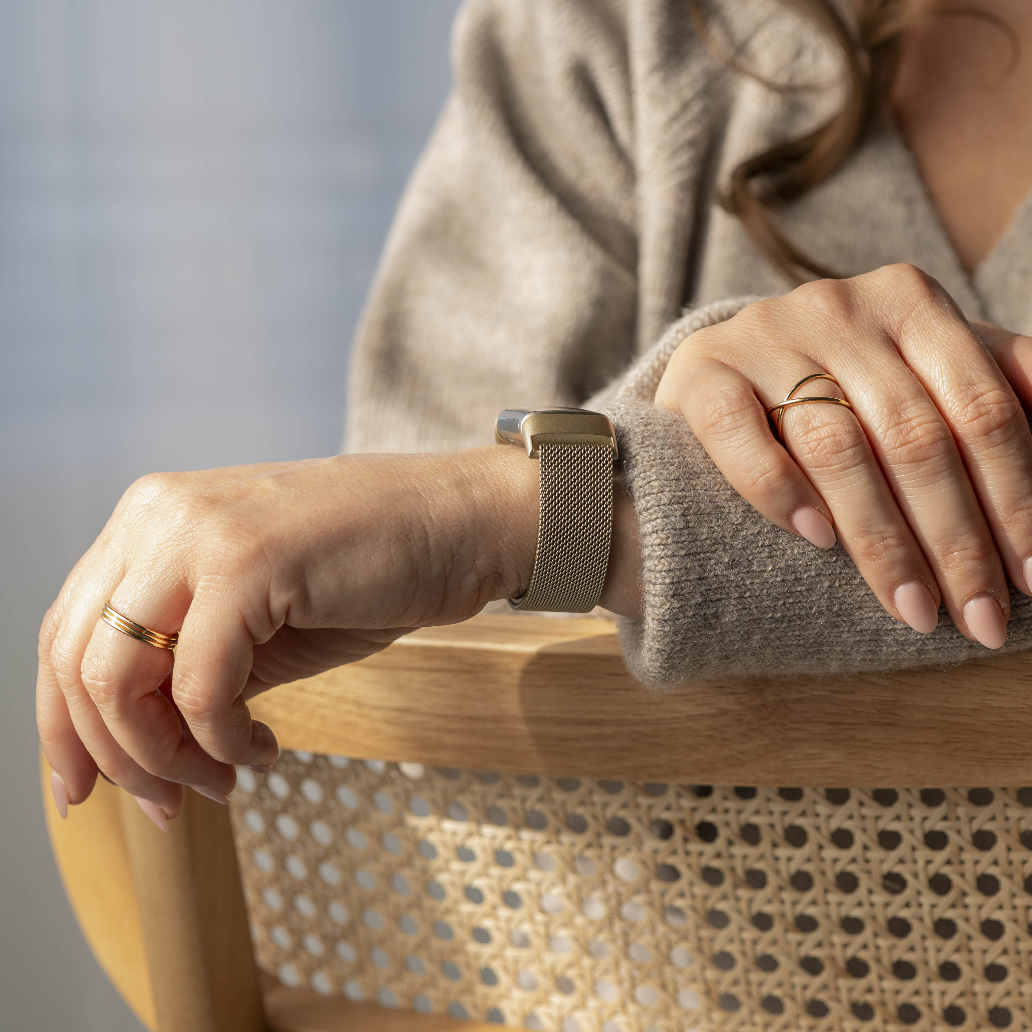 Fitbit Charge 6 シャンパンミラネーゼストラップ 一日中快適装着用