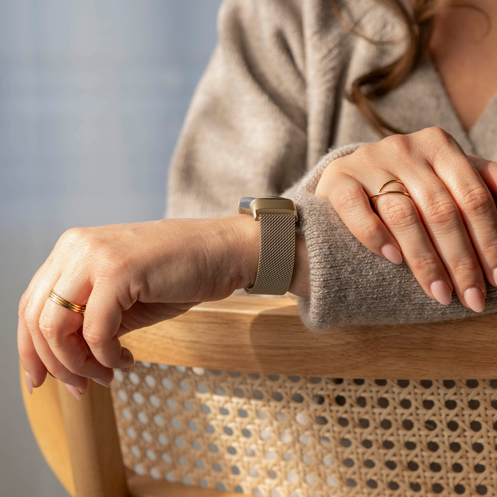 Fitbit Charge 5 milánói szíj pezsgő színű óraszíj