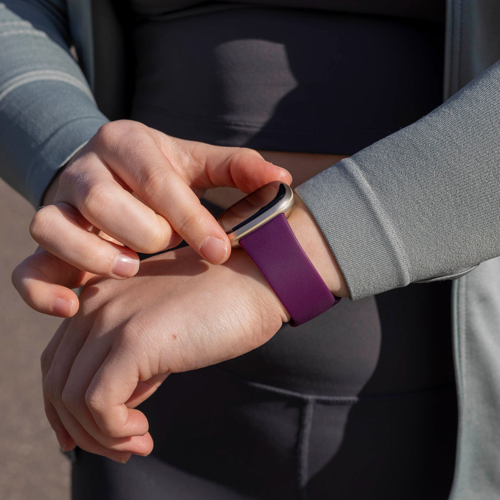 Fitbit Versa 3 klasszikus szilikon szíj mélylila színben