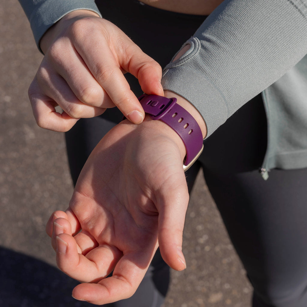 Fitbit Versa 3 klasszikus szilikon szíj mélylila színben
