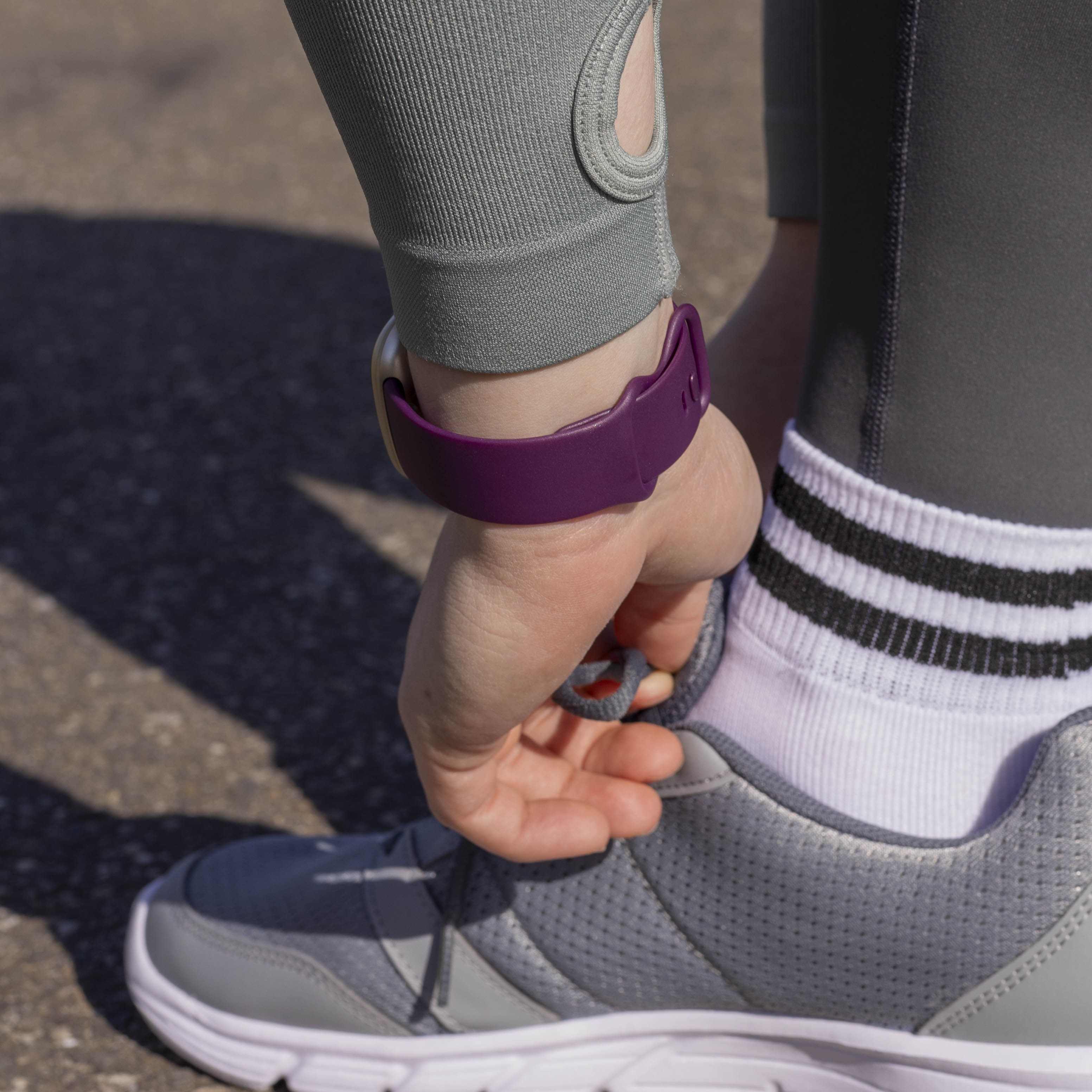 Fitbit Versa 3 klasszikus szilikon szíj mélylila színben