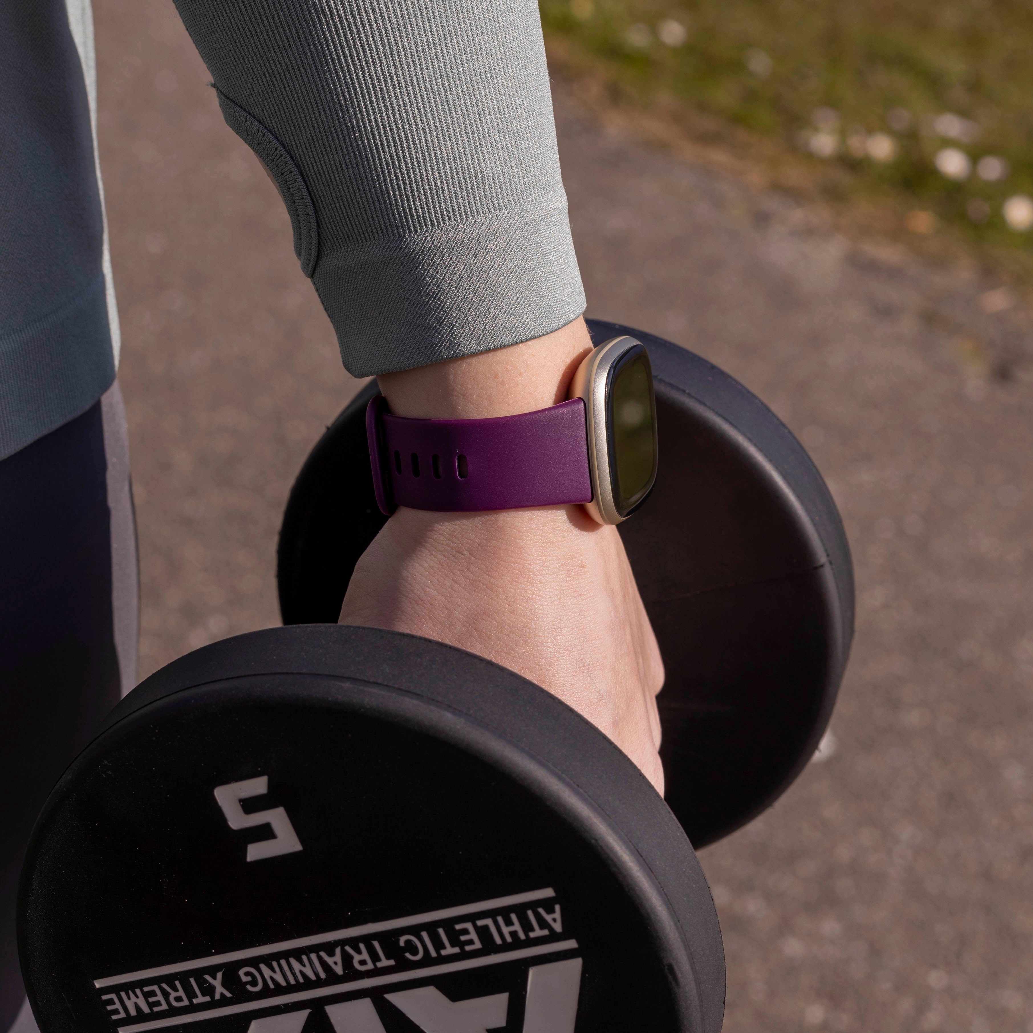 Fitbit Versa 3 klasszikus szilikon szíj mélylila színben