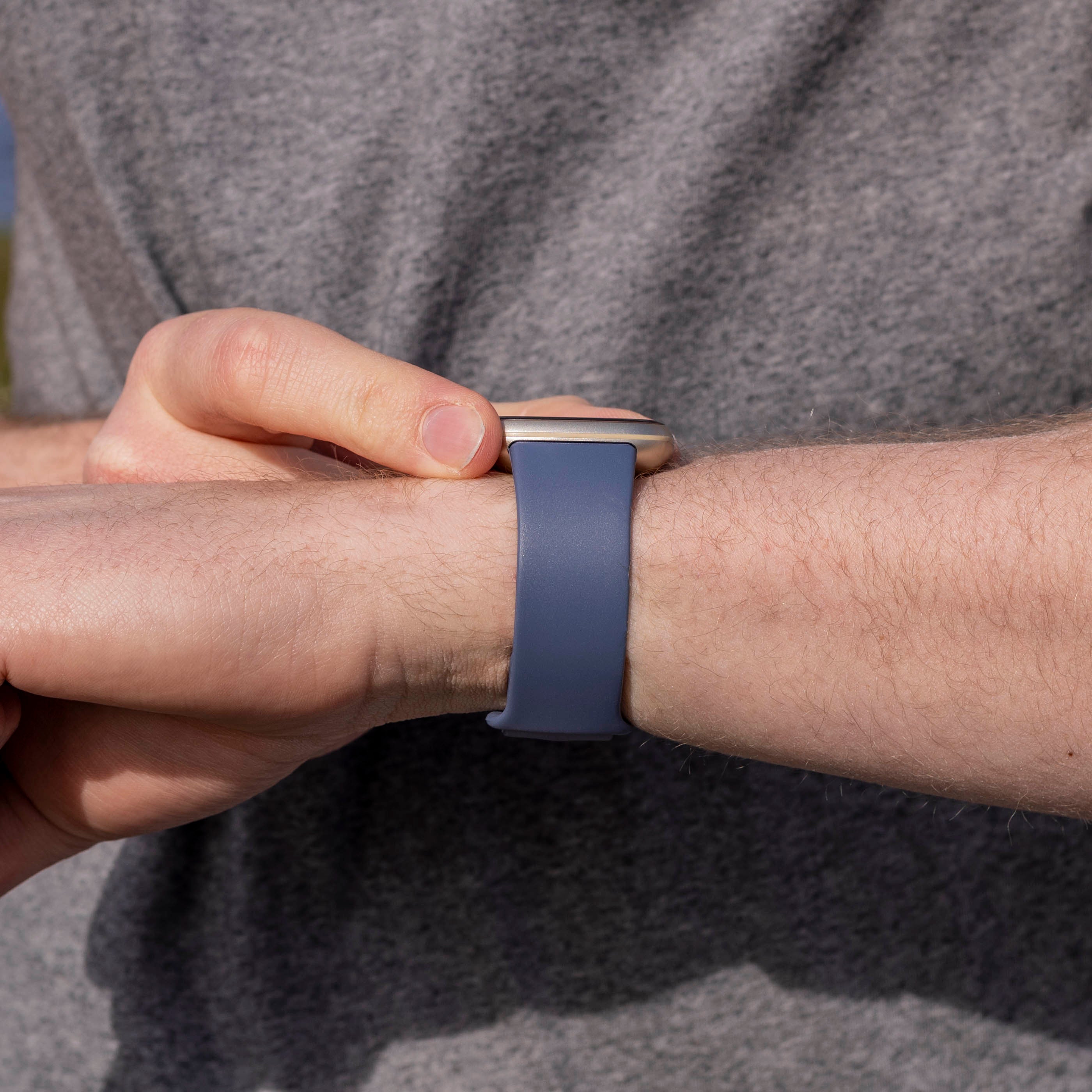 Klasszikus szilikon szíj Fitbit Versa 3-hoz, szürke-kék