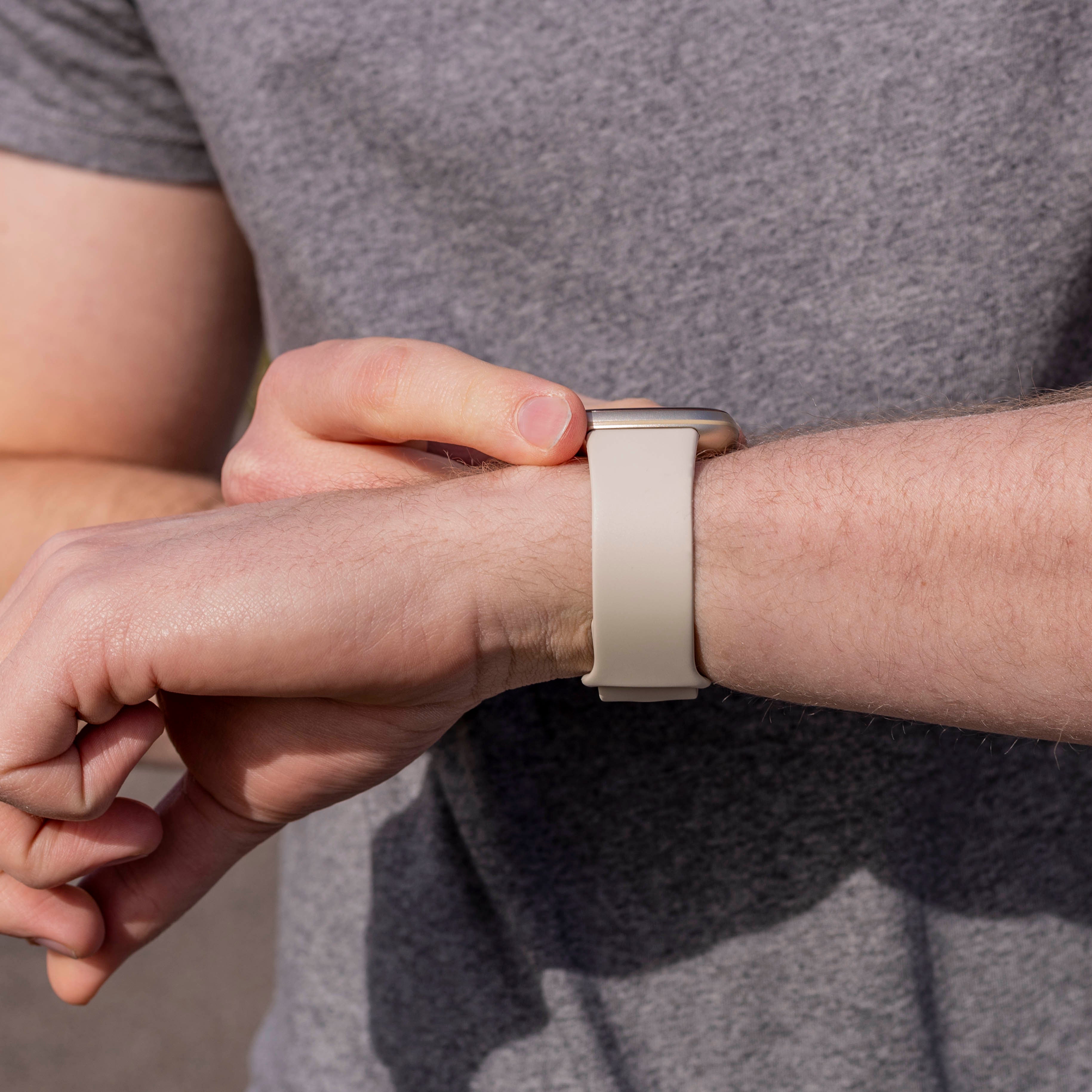 Fitbit Versa 3 klasszikus szilikon szíj törtfehér színben