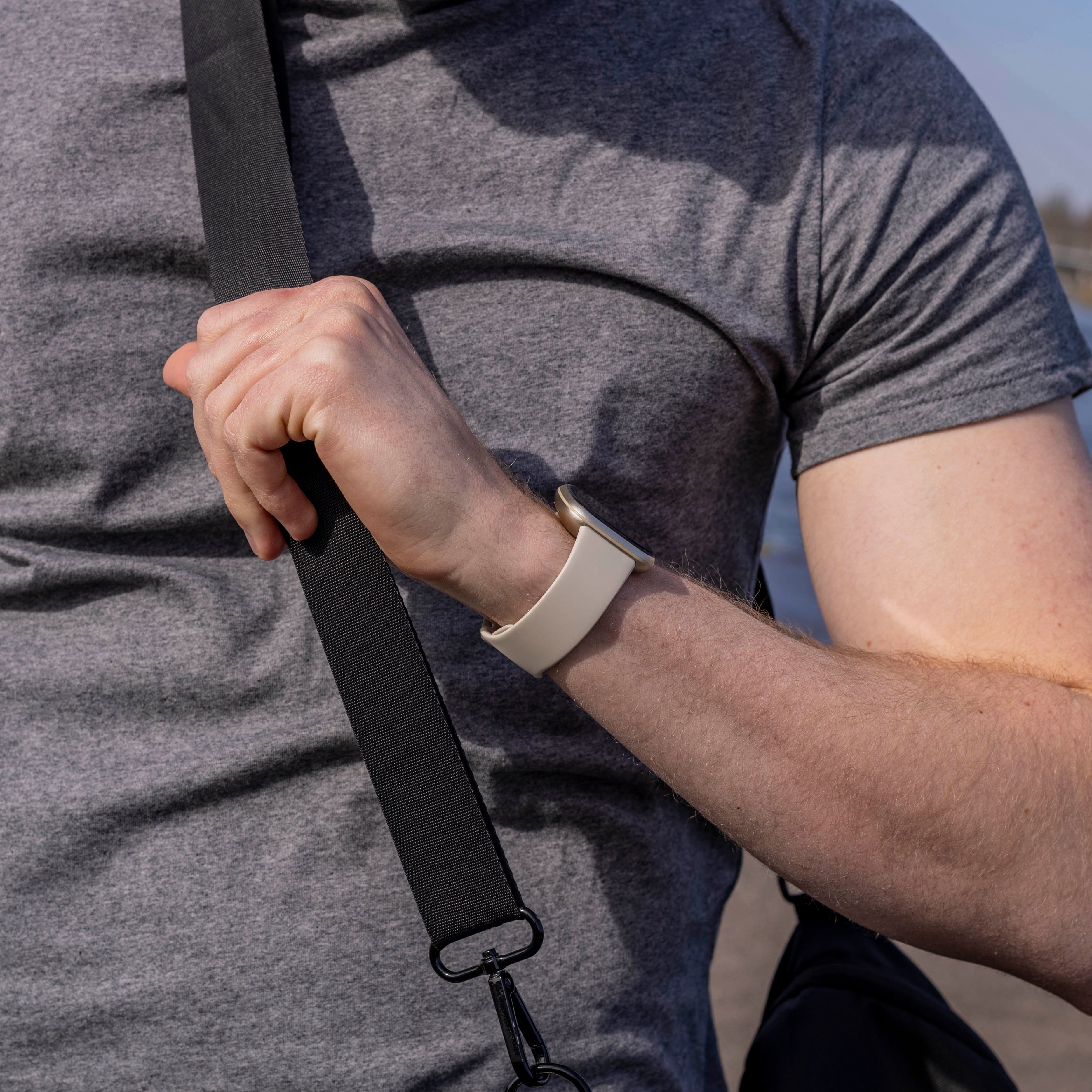Fitbit Versa 3 klasszikus szilikon szíj törtfehér színben