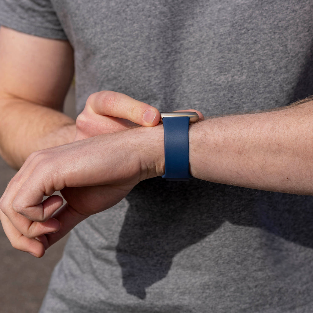 Fitbit Versa 3 klasszikus szilikon szíj sötétkék színben