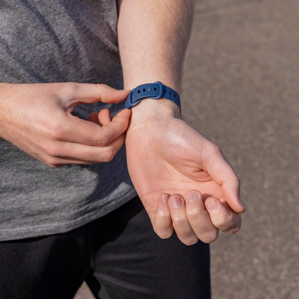 Fitbit Versa 3 klasszikus szilikon szíj sötétkék színben