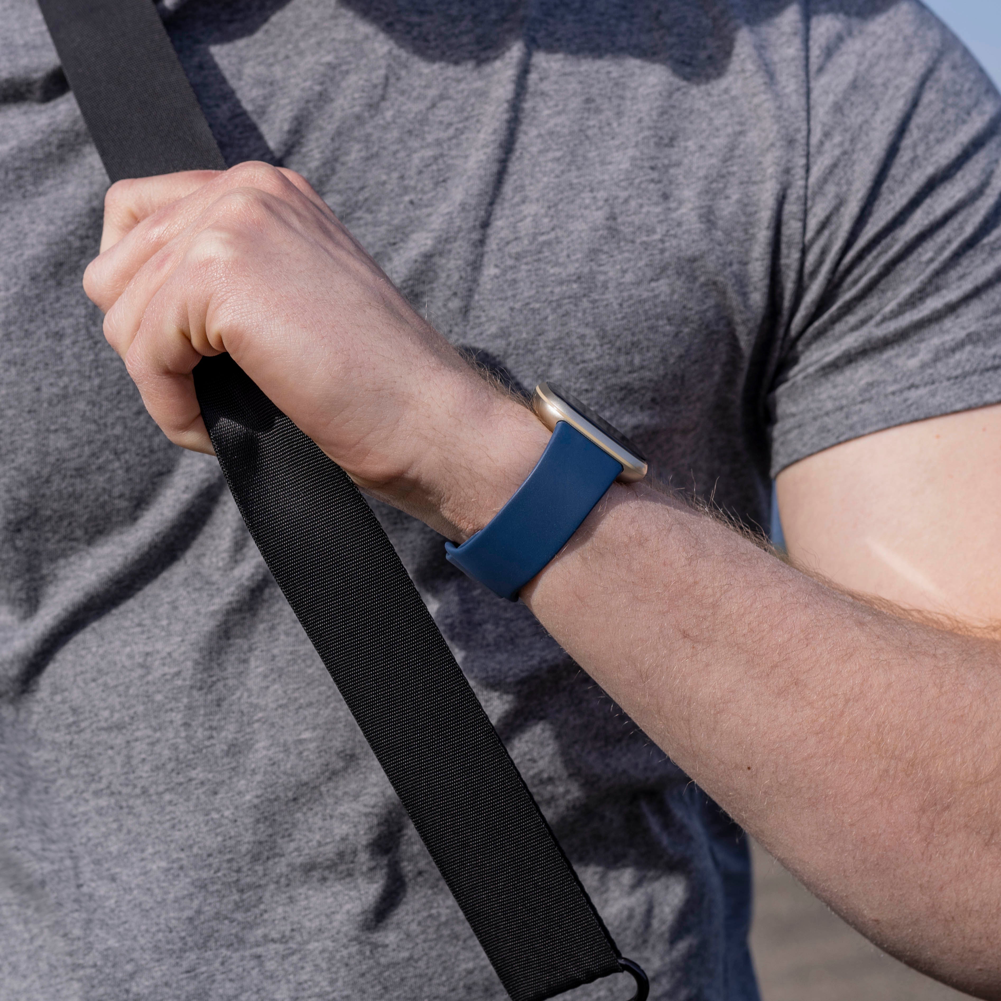 Fitbit Versa 3 klasszikus szilikon szíj sötétkék színben