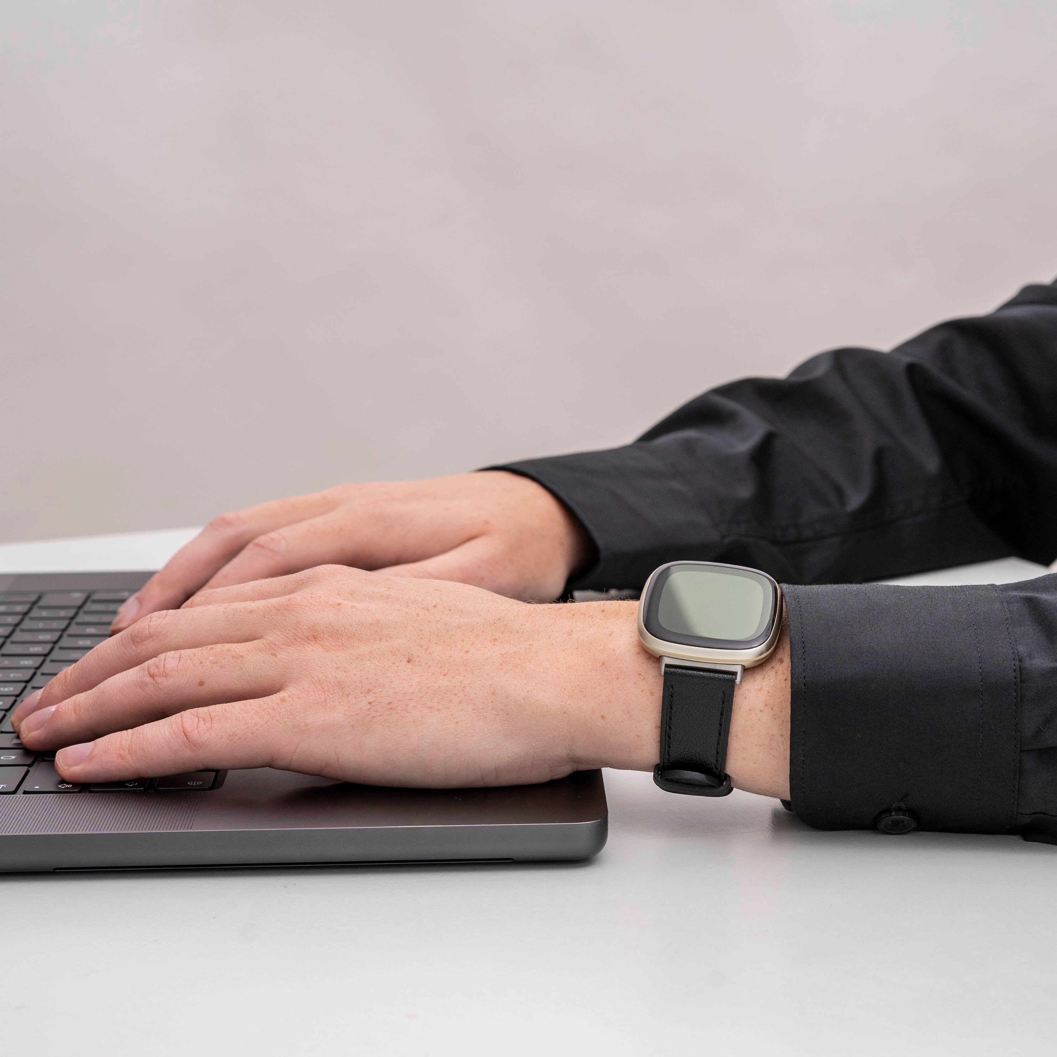 Fitbit Versa 3 bőrszíj, sima fekete cserepánt