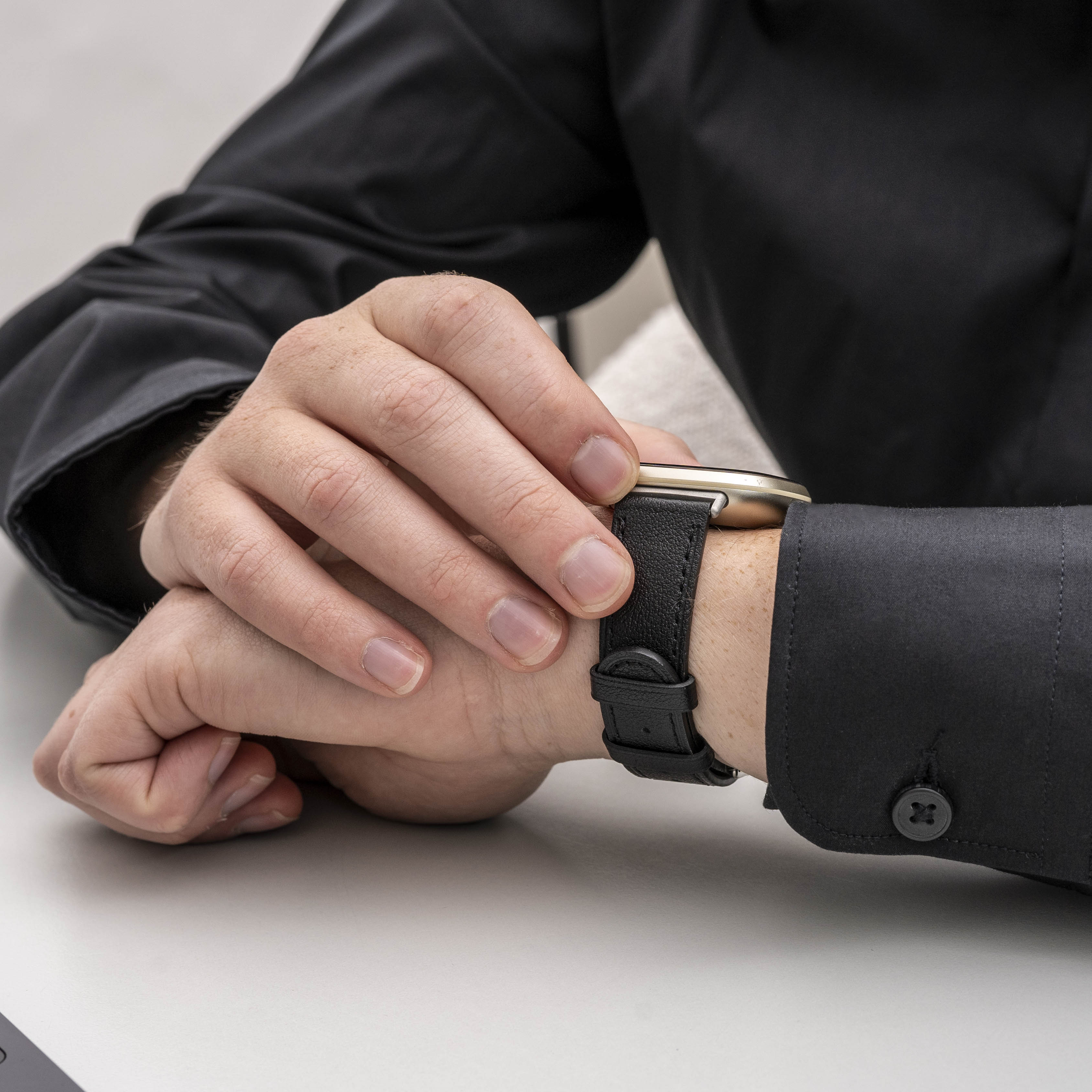 Fitbit Versa 3 bőrszíj, sima fekete cserepánt