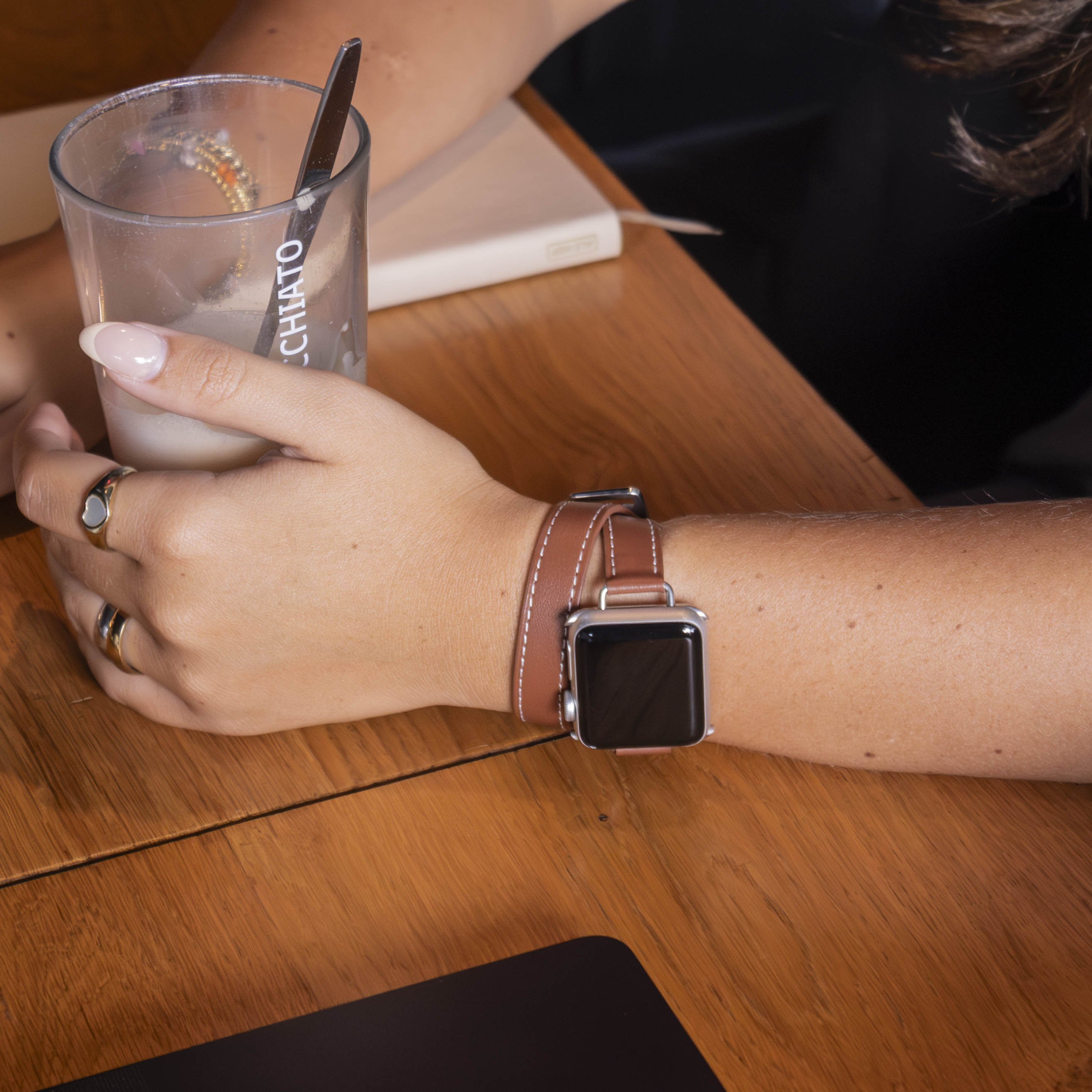 Apple Watch bőrszíj dupla körben, gazdag barna színben