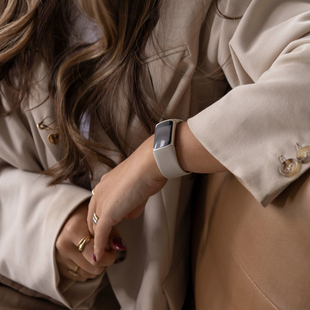 Fitbit Charge 5 törtfehér szilikon szíjas karpánt