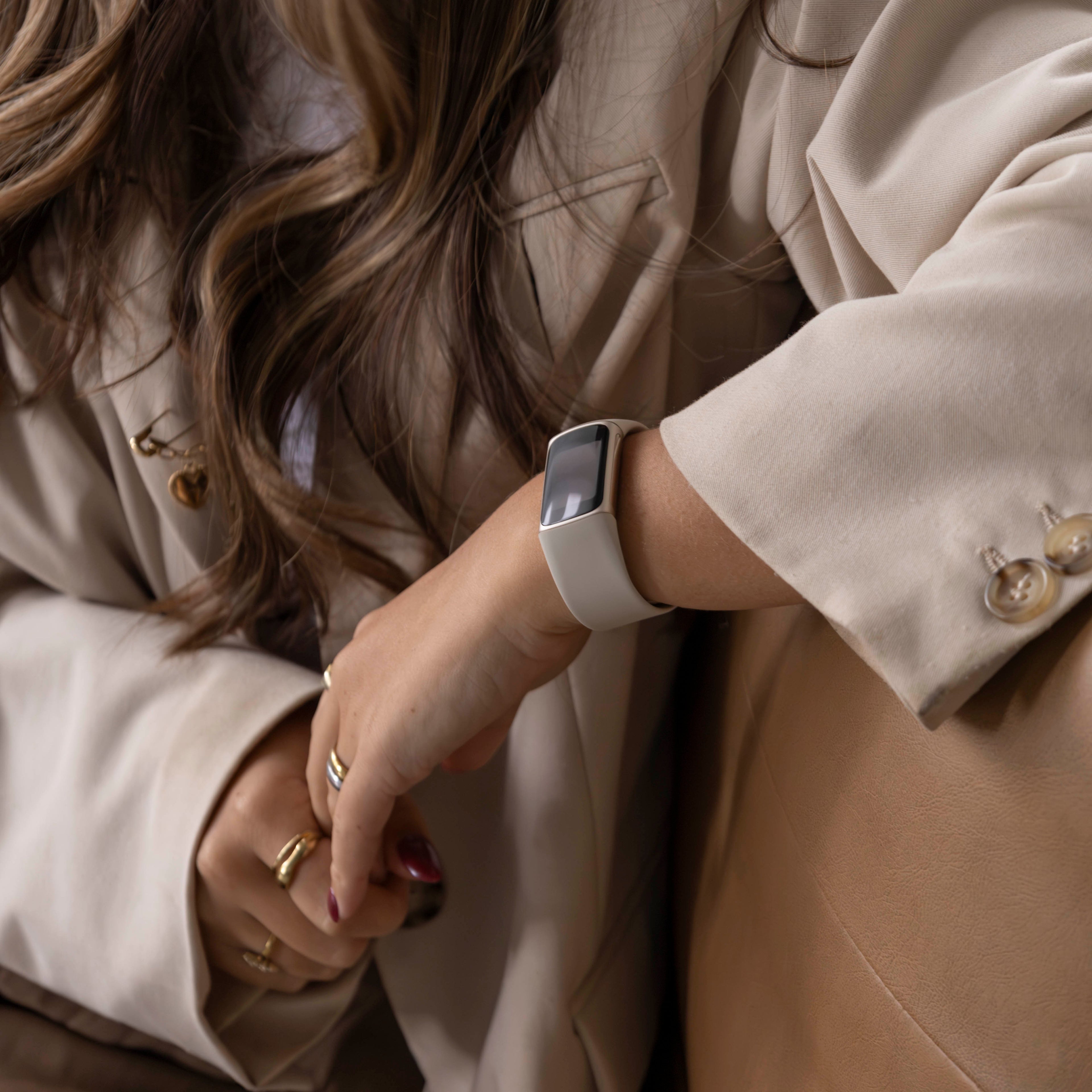 Fitbit Charge 5 törtfehér szilikon szíjas karpánt