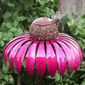 ピンクの花びらがついたメタルデザインのひまわりガーデンバードフィーダー
