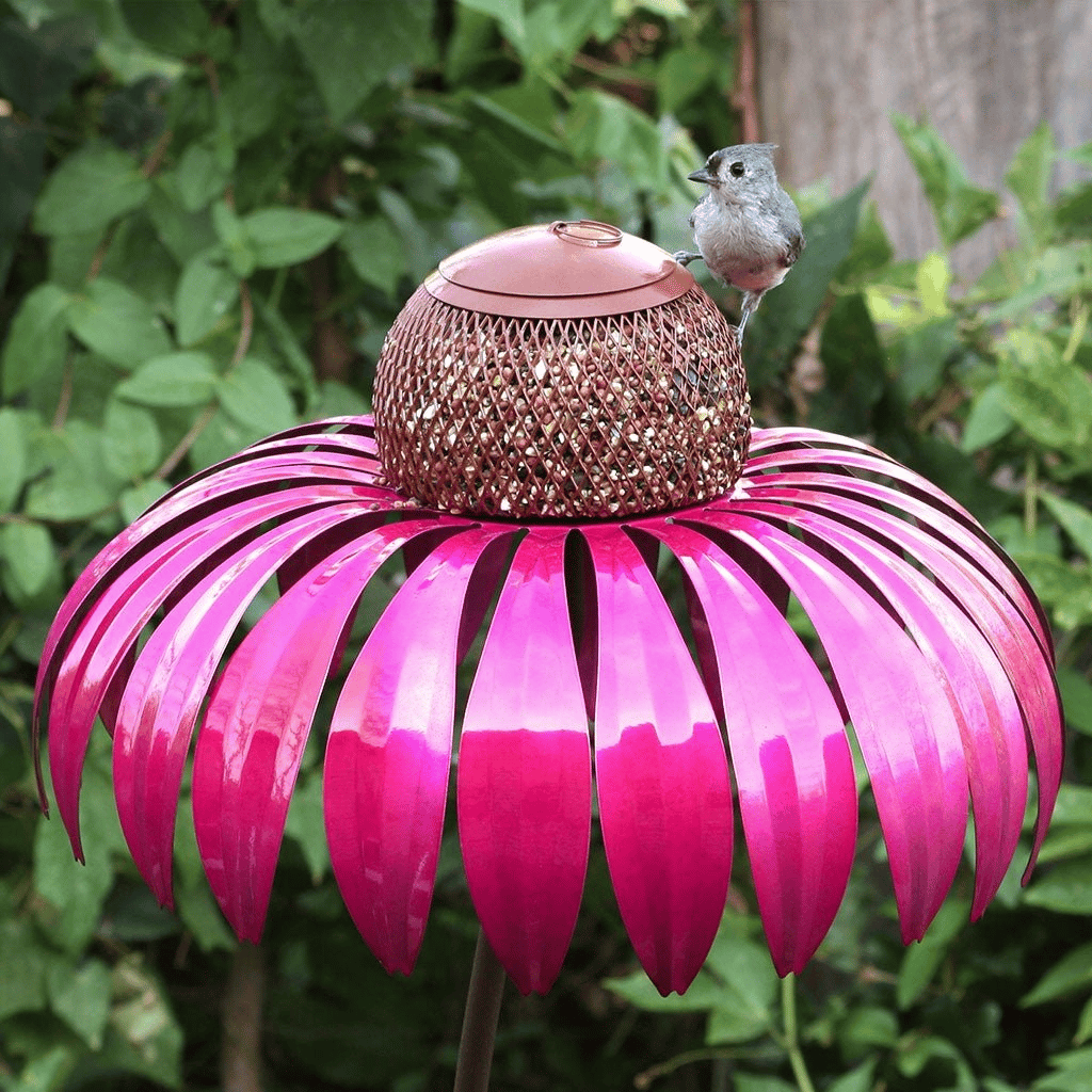 ピンクの花びらがついたメタルデザインのひまわりガーデンバードフィーダー