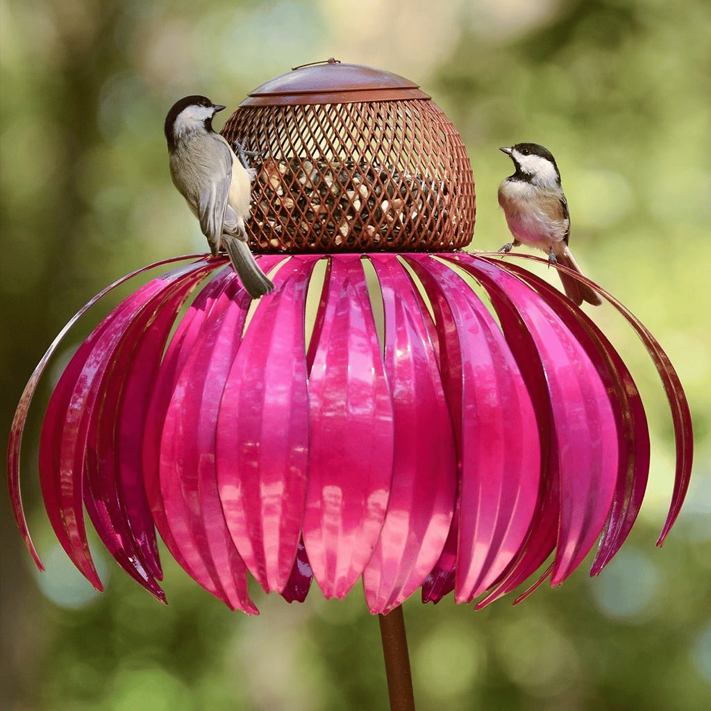 ピンクの花びらがついたメタルデザインのひまわりガーデンバードフィーダー