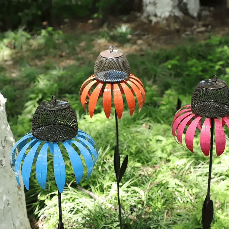 ピンクの花びらがついたメタルデザインのひまわりガーデンバードフィーダー