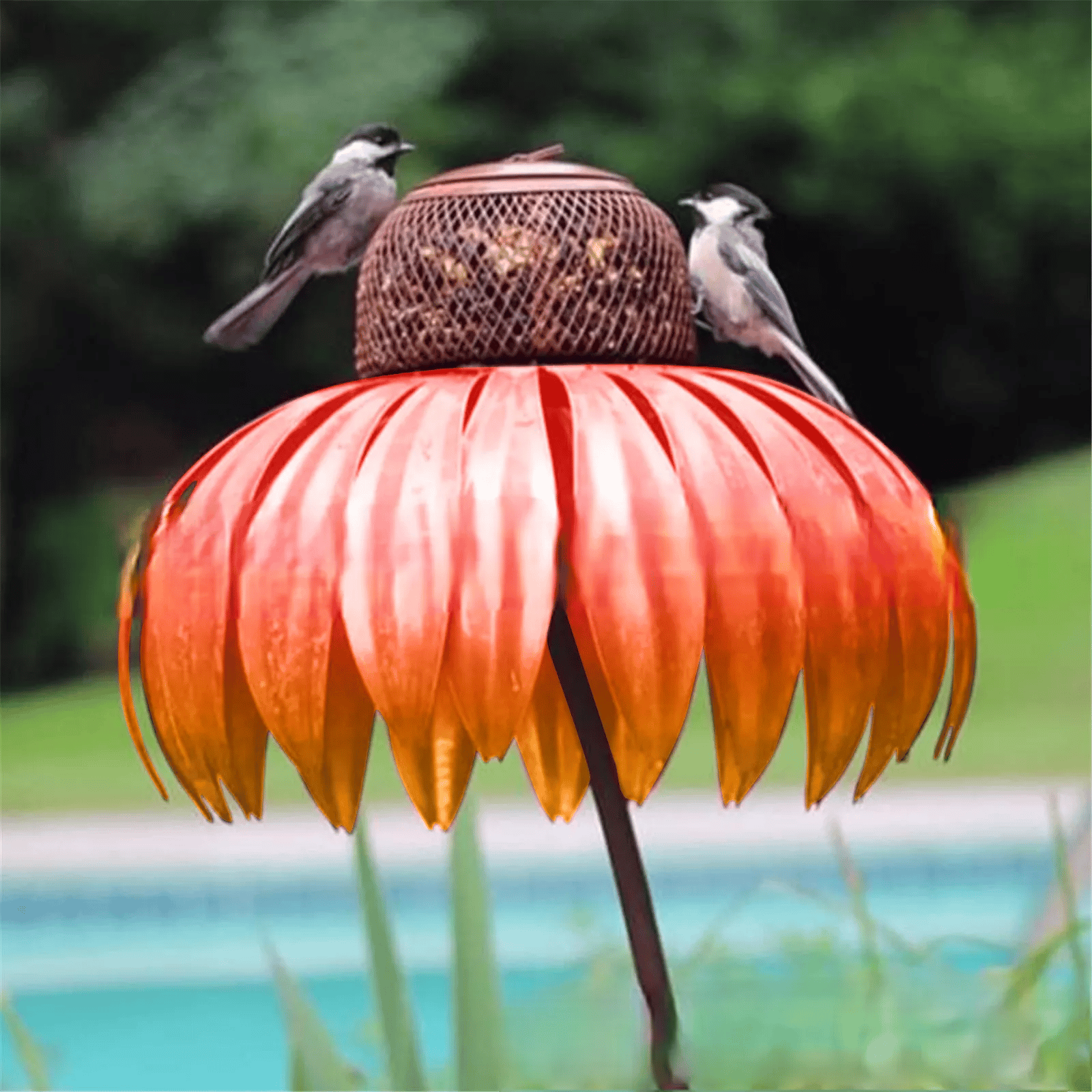 ピンクの花びらがついたメタルデザインのひまわりガーデンバードフィーダー