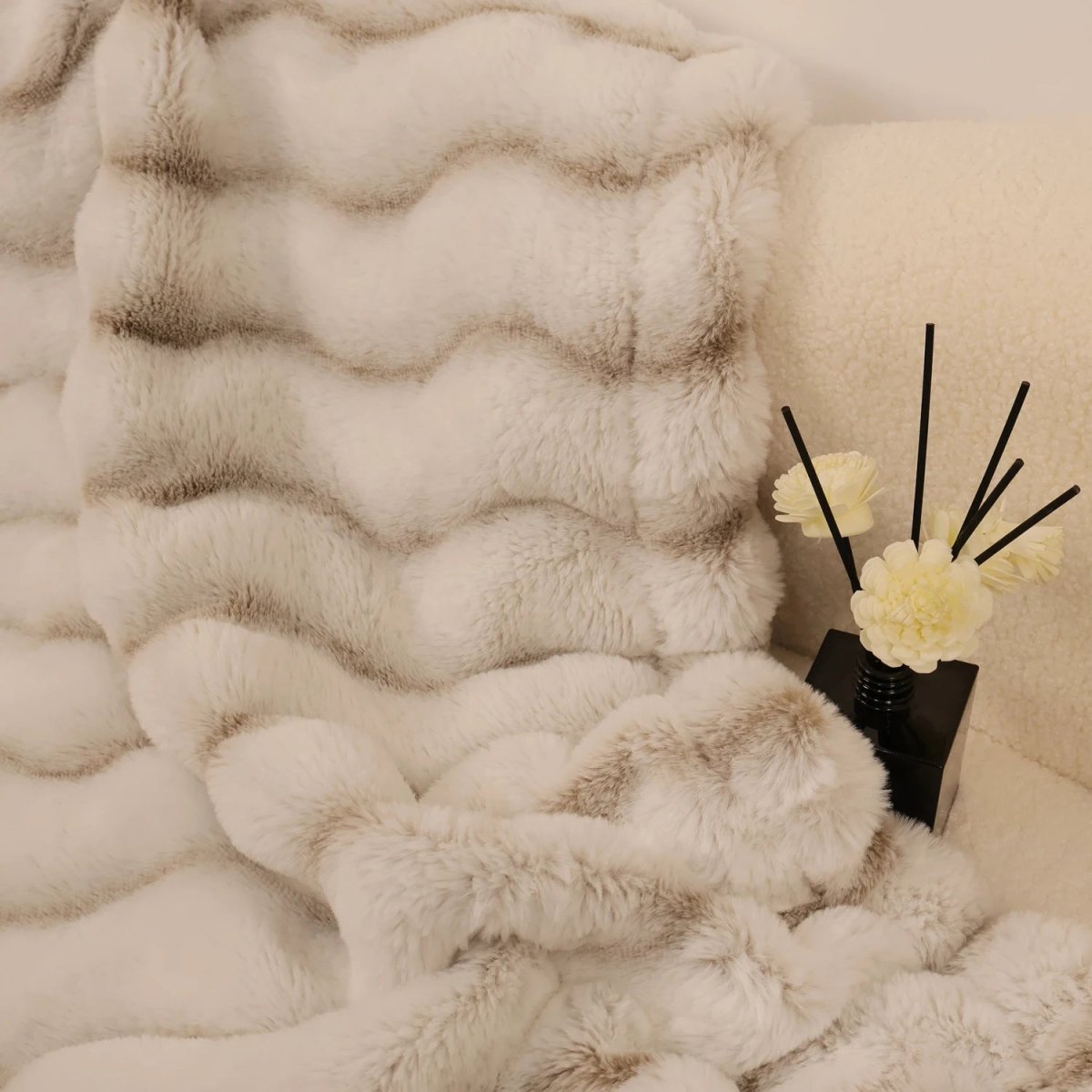 CozyNest kétoldalas műnyúl gyapjú takaró a kényelmes otthonért