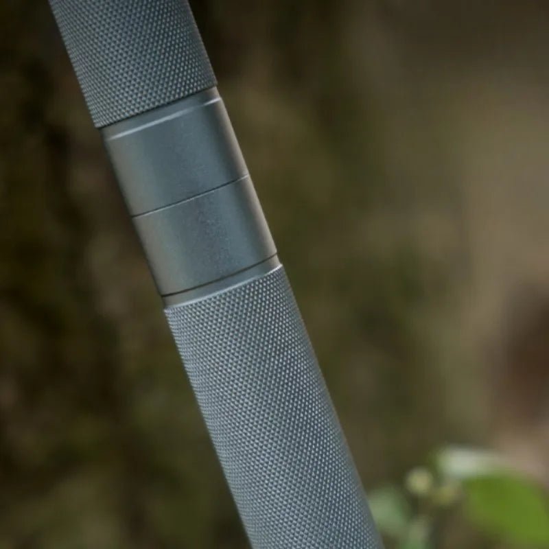 TrailFlex ステンレススチール キャンプ用ウォーキングスティック 頑丈で人間工学に基づいたグリップ ハイカー向け