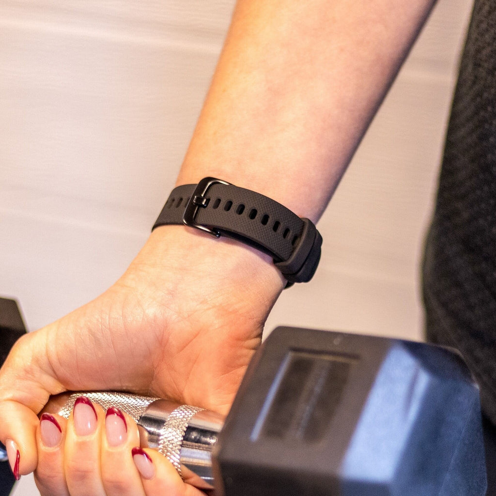 سوار ساعة سيليكون 18مم مع مشبك إطلاق سريع باللون الأسود