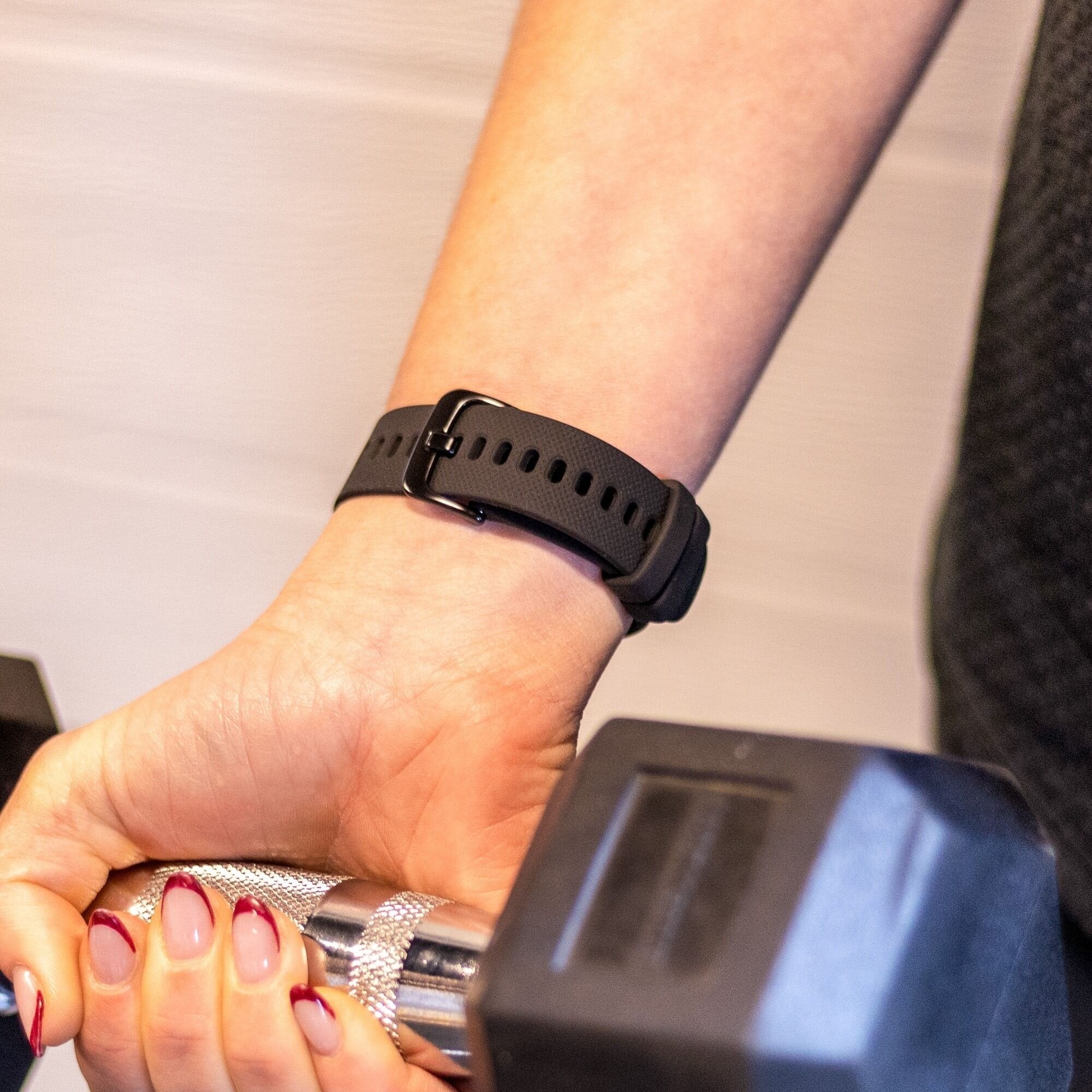 سوار ساعة سيليكون 18مم مع مشبك إطلاق سريع باللون الأسود