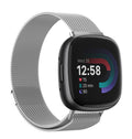 Fitbit Versa 4 Milanese szíj ezüst kivitelű kiadás
