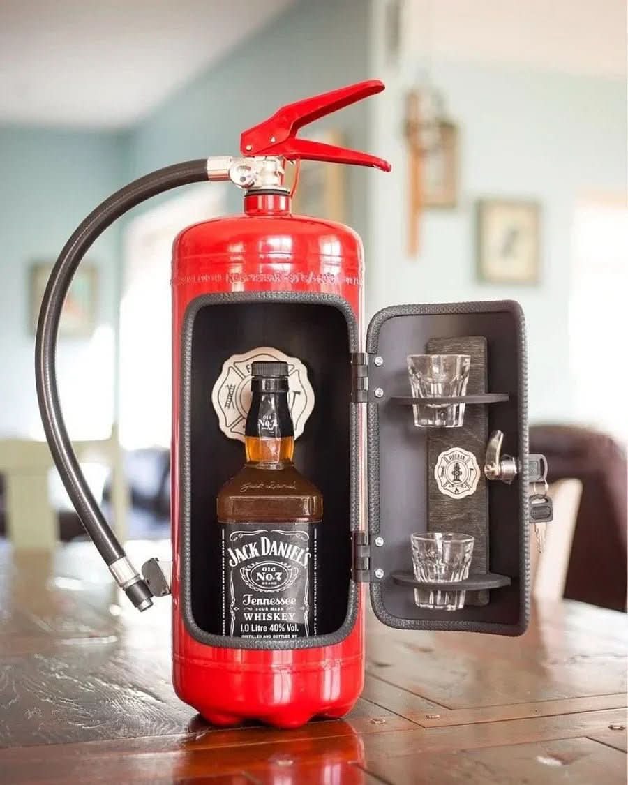 エンバーボルト 消火器デザインの隠し飲料収納