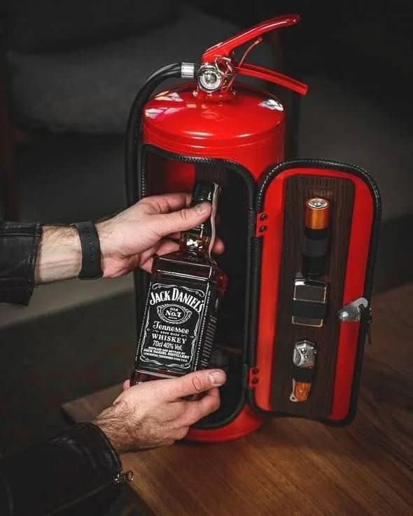 エンバーボルト 消火器デザインの隠し飲料収納