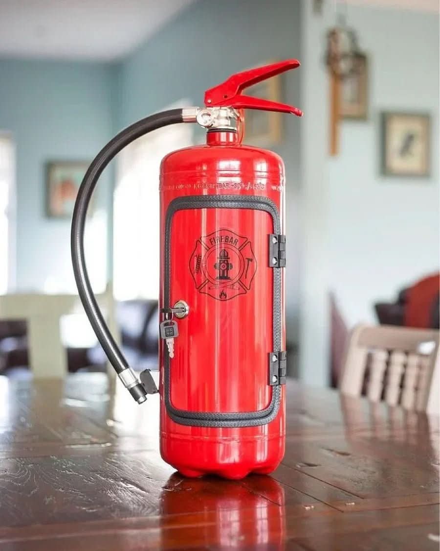 エンバーボルト 消火器デザインの隠し飲料収納