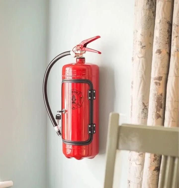 エンバーボルト 消火器デザインの隠し飲料収納