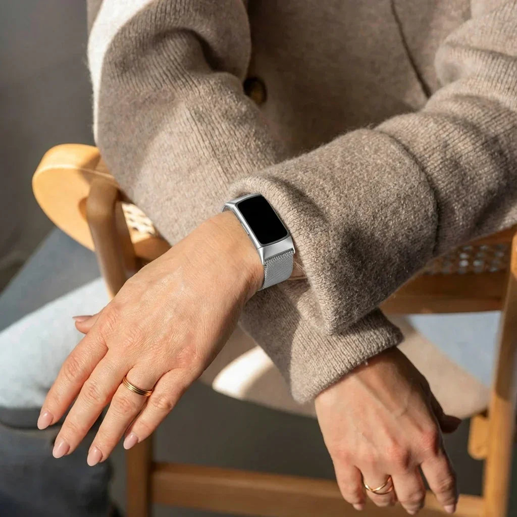 Fitbit Charge 6 ezüstszínű milánói szíj mindennapi viselethez