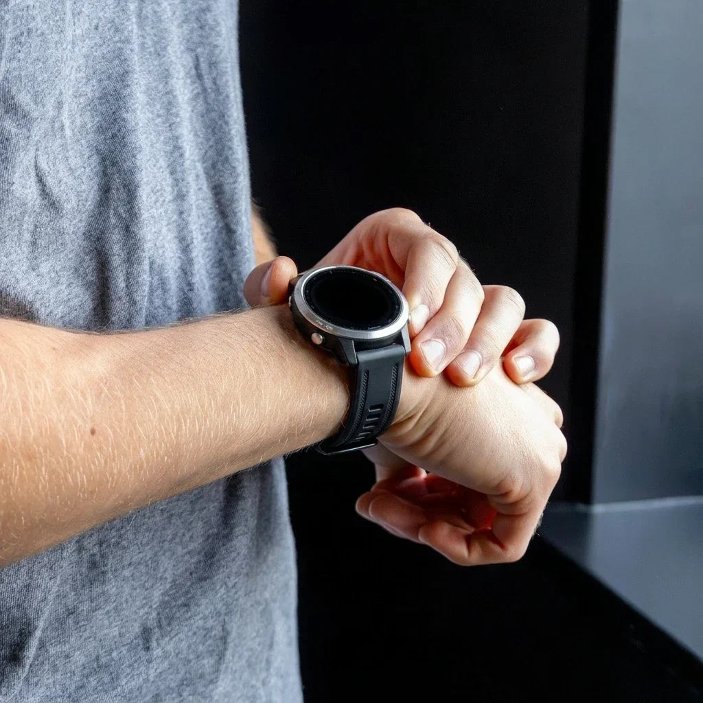 Fekete szilikon szíj Garmin Fenix 5S és 6S órákhoz