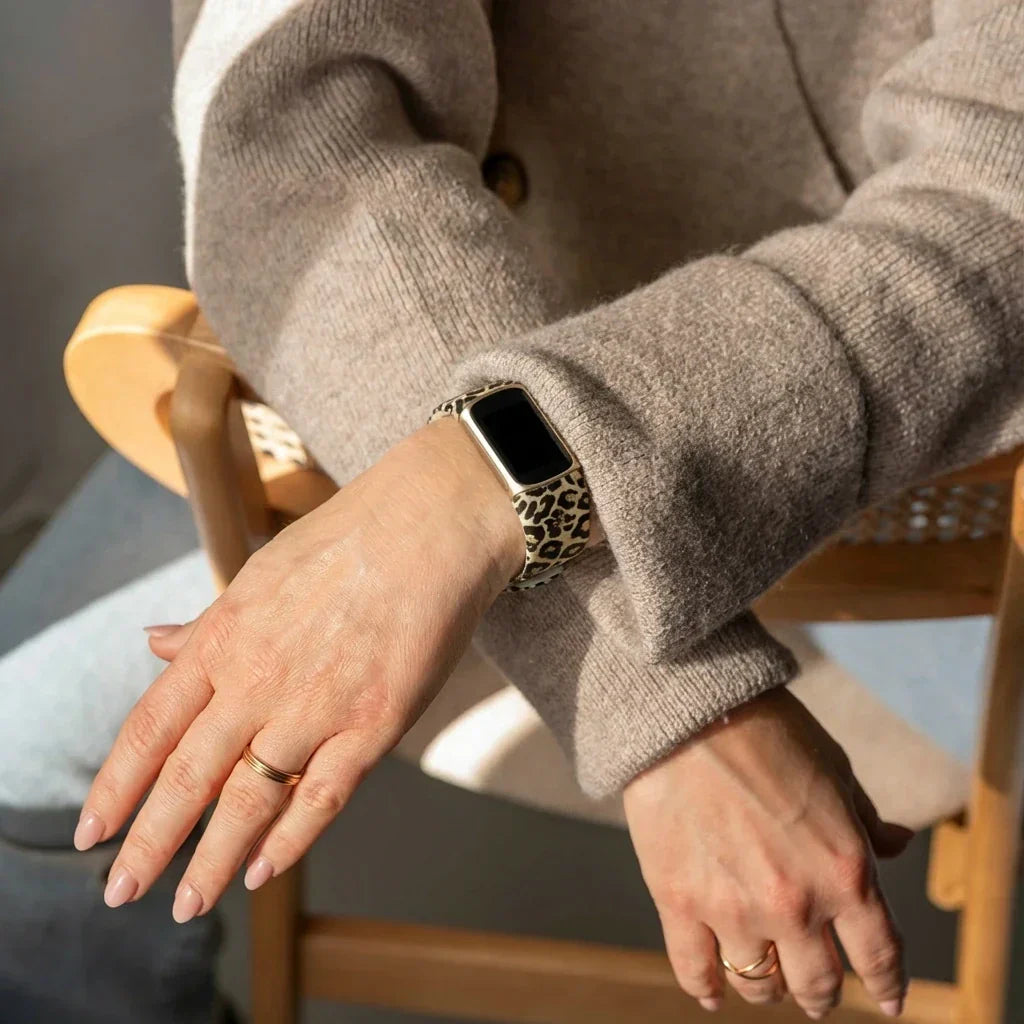 Szerencsés leopárdmintás Fitbit Charge 5 szíj csuklóra viselhető eszközhöz