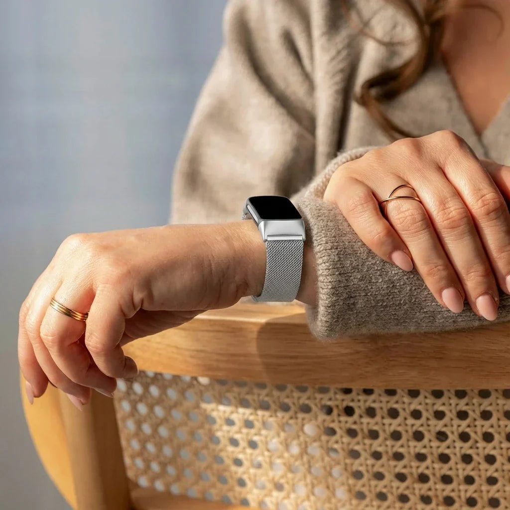 Fitbit Charge 6 ezüstszínű milánói szíj mindennapi viselethez