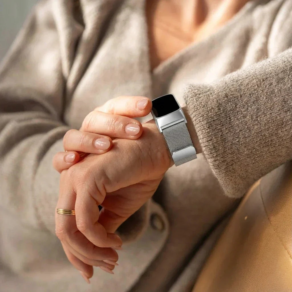 Fitbit Charge 6 ezüstszínű milánói szíj mindennapi viselethez