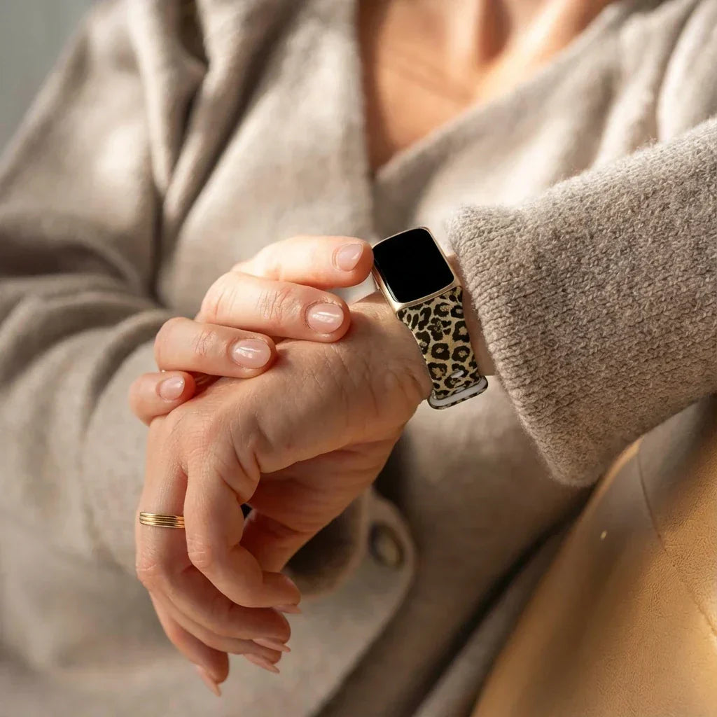 Fitbit Charge 6 szíj szerencsés leopárdmintás dizájnnal