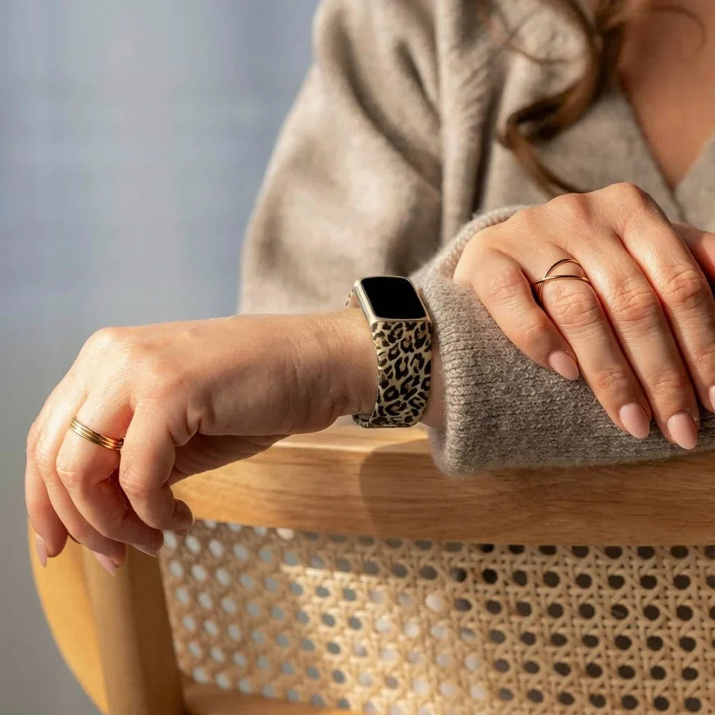 Fitbit Charge 6 szíj szerencsés leopárdmintás dizájnnal