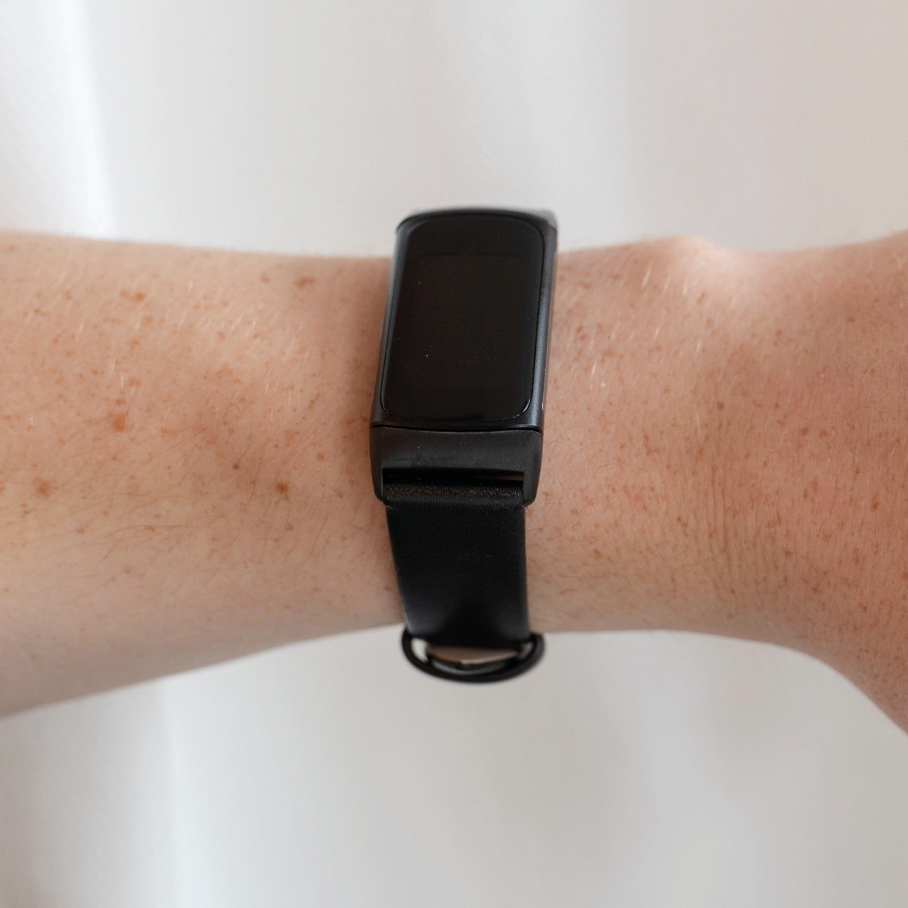 Fekete bőrszíj Fitbit Charge 5-höz, klasszikus stílusban