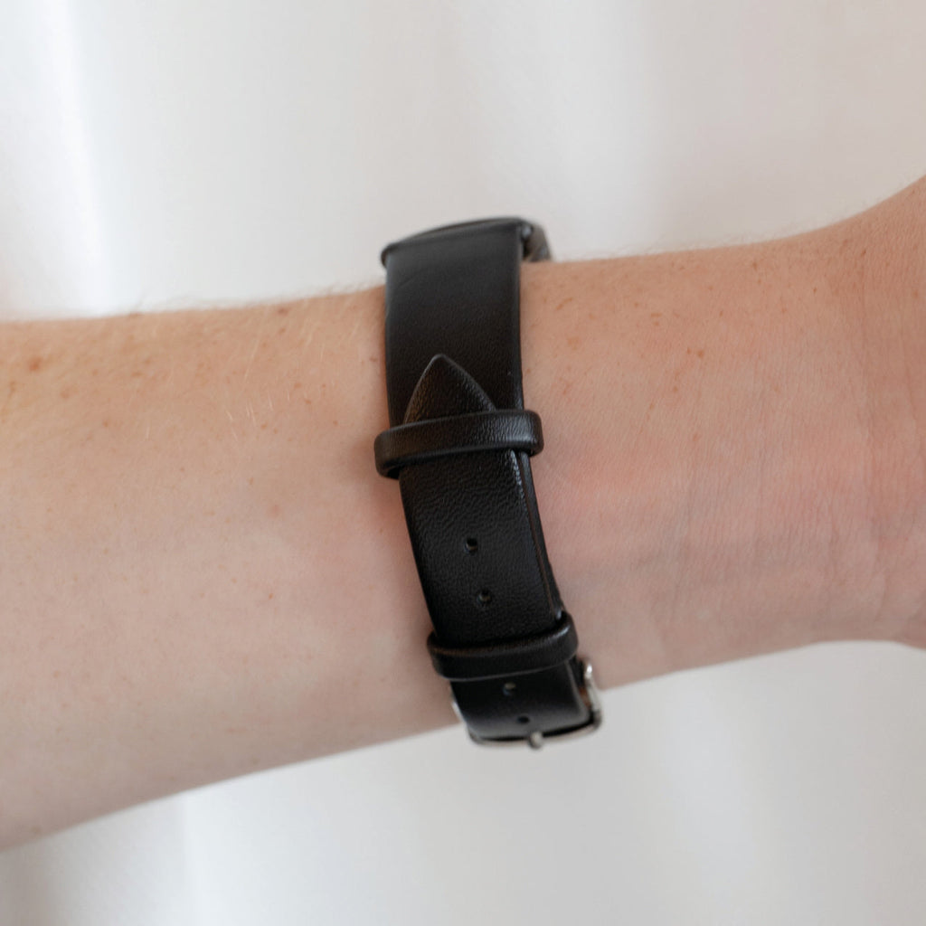 Fekete bőrszíj Fitbit Charge 5-höz, klasszikus stílusban