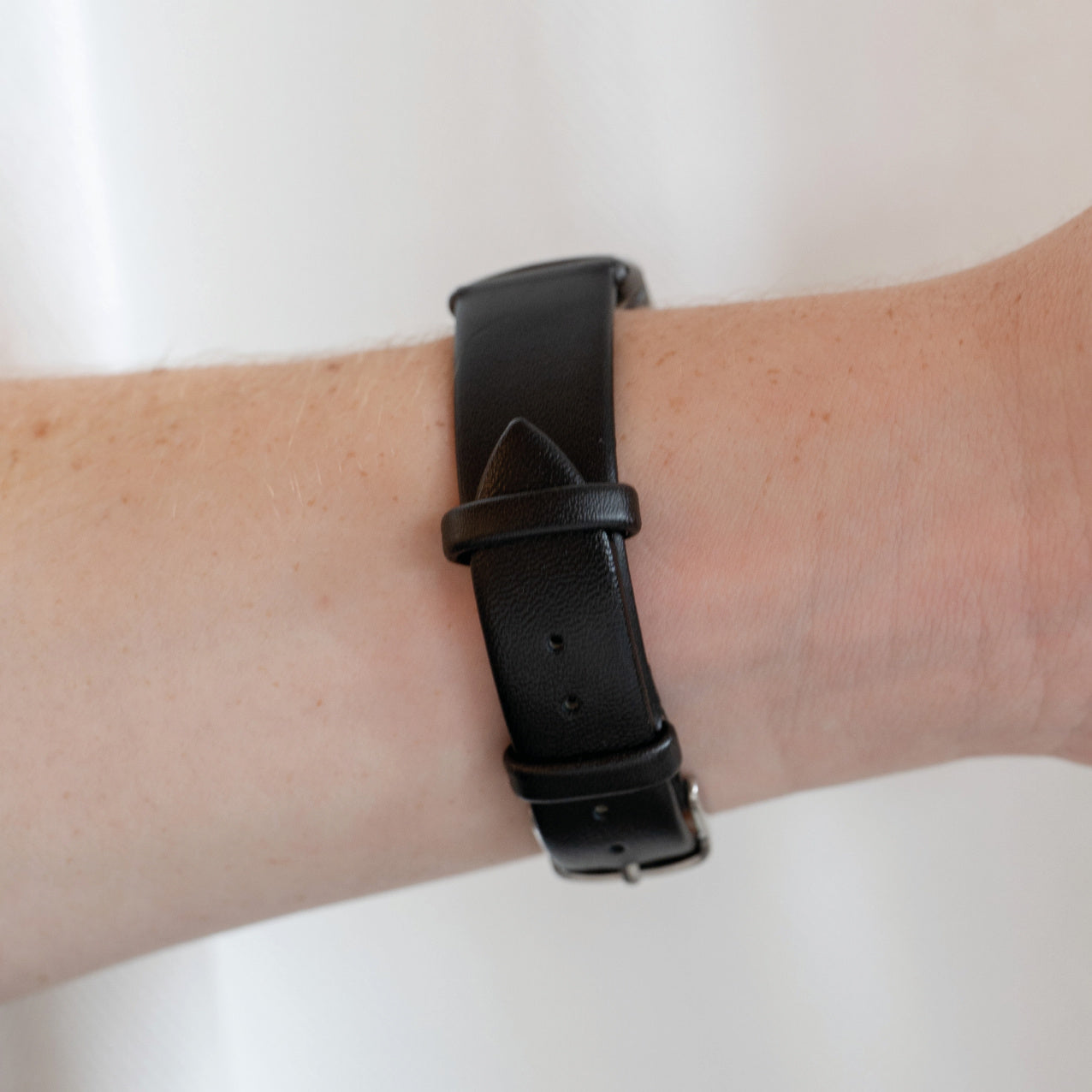 Fekete bőrszíj Fitbit Charge 5-höz, klasszikus stílusban