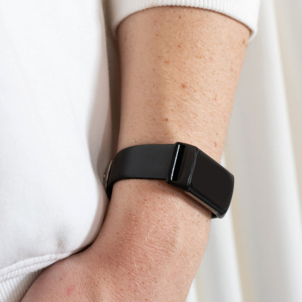 Fekete bőrszíj Fitbit Charge 5-höz, klasszikus stílusban