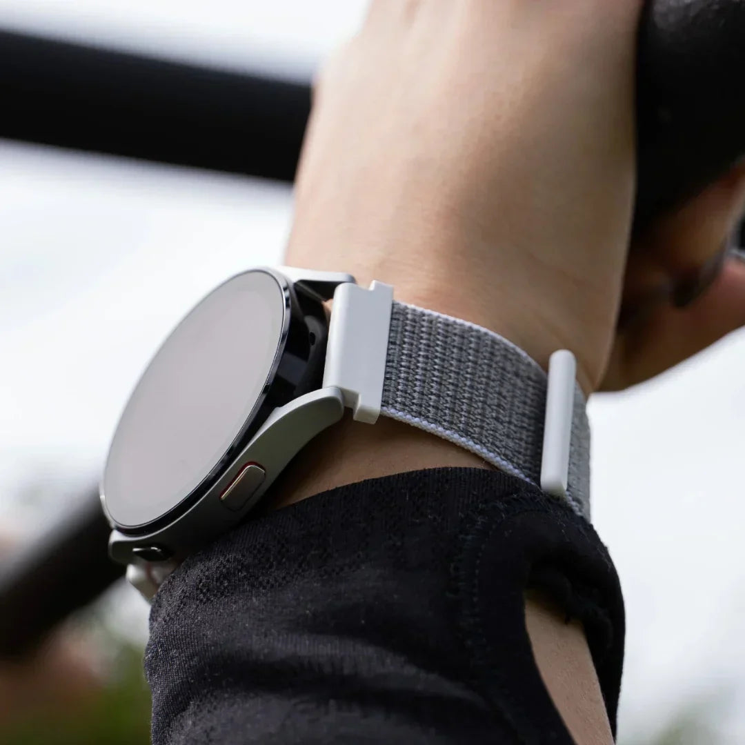 Garmin Vivoactive 4S okosóra szürke nylon szíjjal
