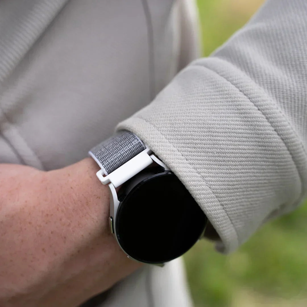Garmin Vivoactive 4S okosóra szürke nylon szíjjal