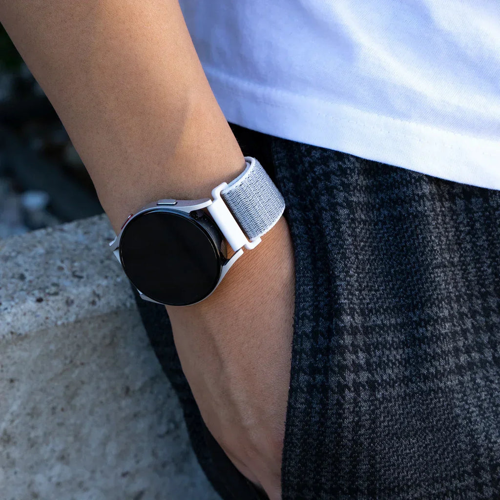 Garmin Vivoactive 4S okosóra szürke nylon szíjjal
